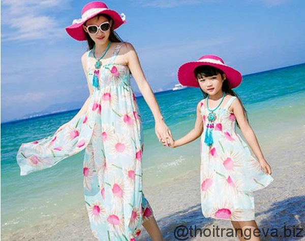 thời trang đi biển cho mẹ và bé